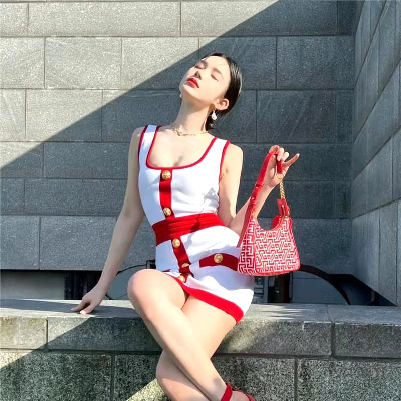 ゴールドボタン付きタイトワンピース
