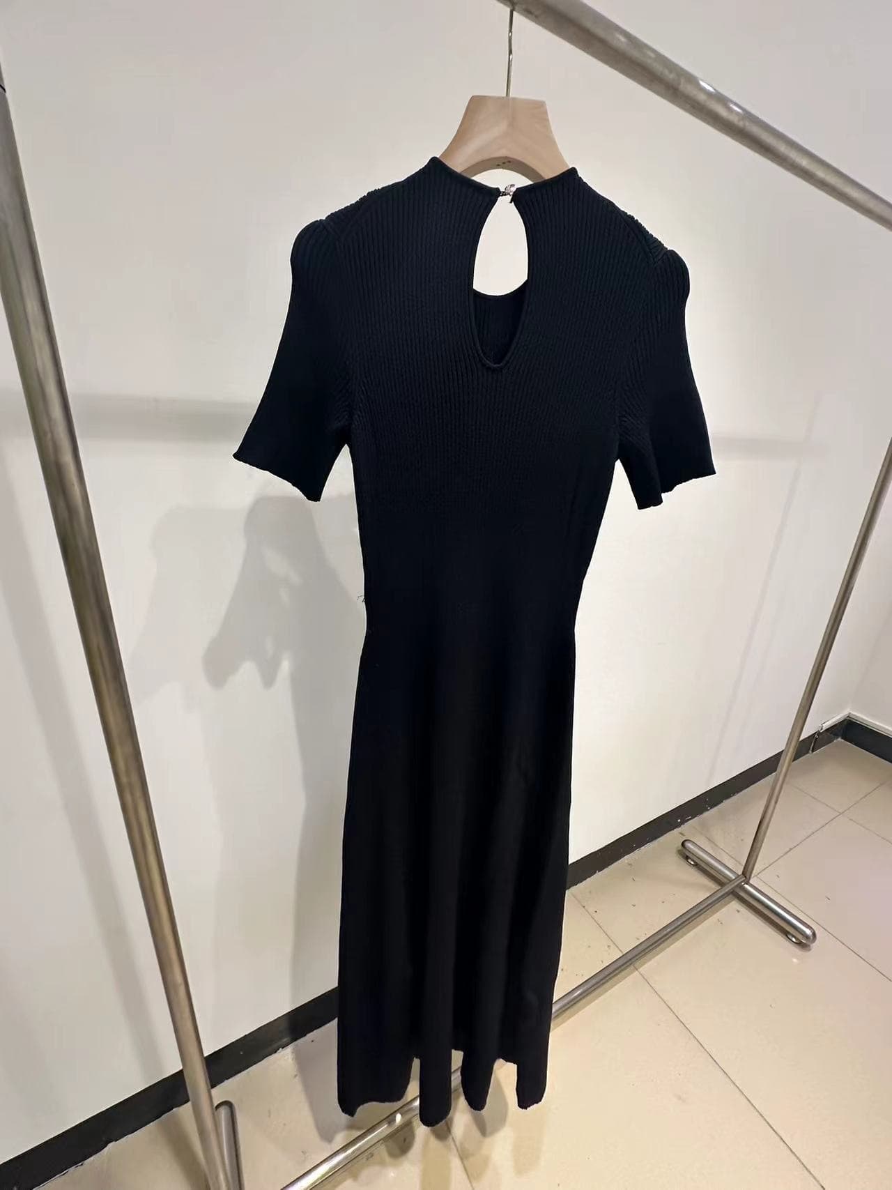 飾りボタン付きタイトワンピース